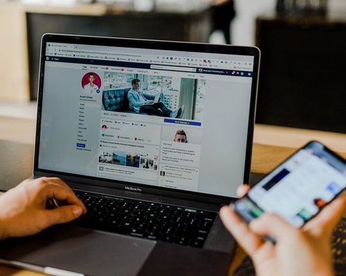 photo-1563986768494-4dee2763ff3f